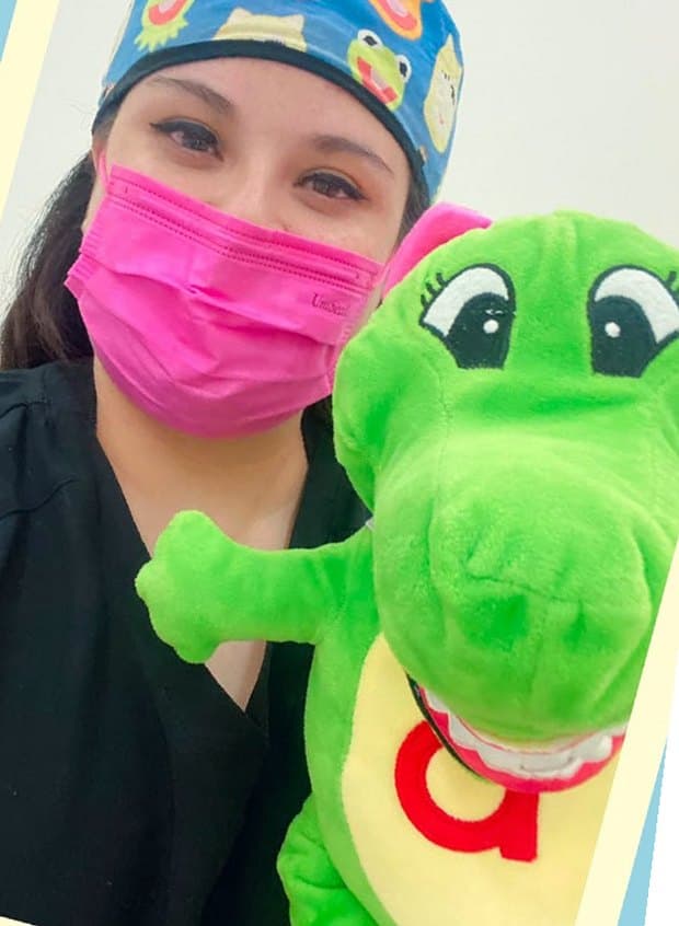 Foto de la Dra. Cecilia con su cocodrilo de peluche